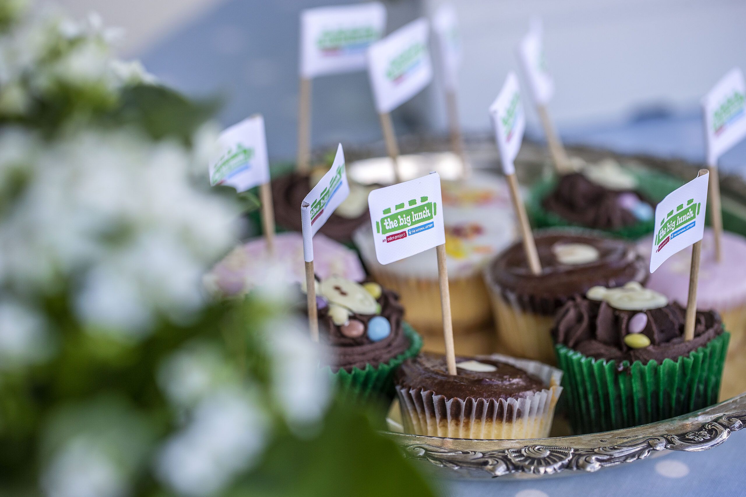 Cupcakes with Big Lunch flag decorations