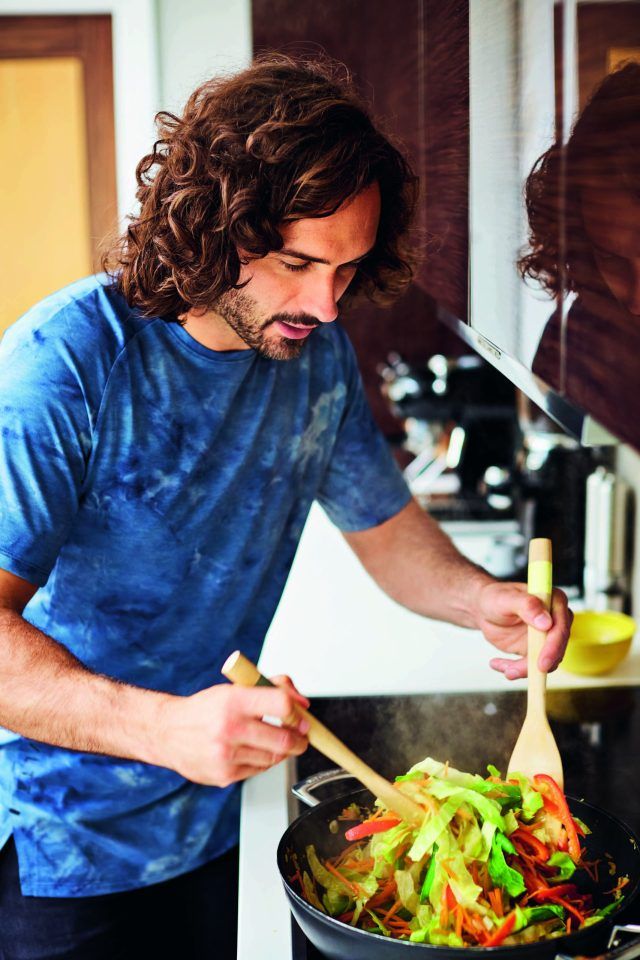 Joe Wicks yn coginio mewn wok