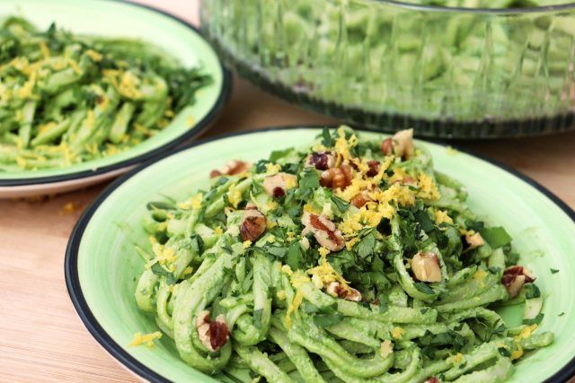 Green spinach pesto linguine