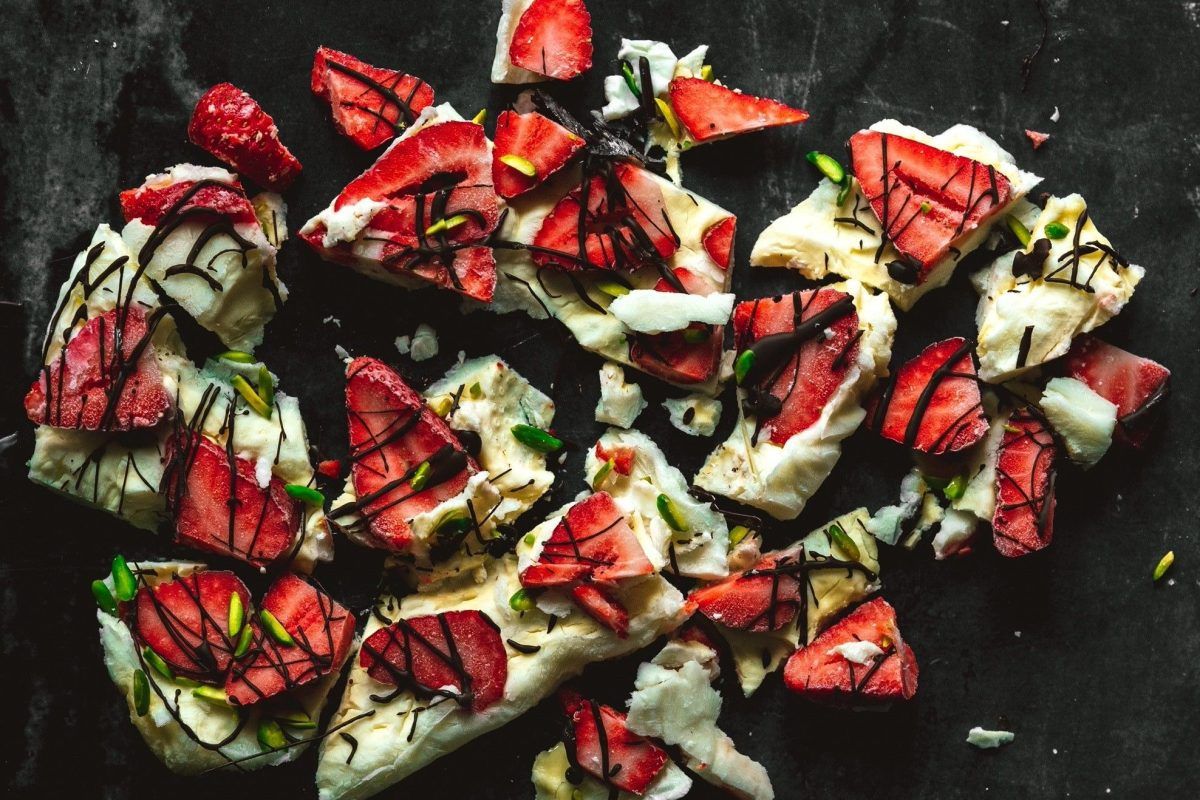 Strawberry & dark chocolate yoghurt bark 