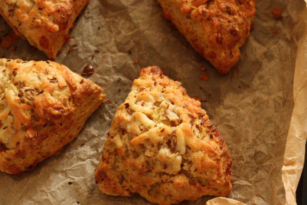 Sgons pwmpen cnau menyn, tsili a chaws cheddar Sumayah 